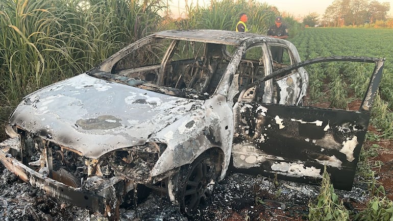 Incineran y abandonan un automóvil en un sojal en Minga Guazú