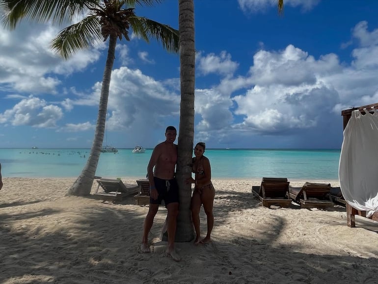 Óscar Cardozo y Laura de Cardozo en la paradisiaca Playa Palmilla. (Instagram/Tacuara Cardozo)