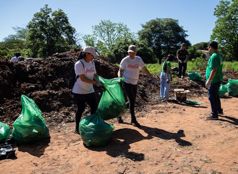 Voluntarios de Coca-Cola Paresa participaron en la recuperación de la  plaza 15 de Mayo de la ciudad de Ñemby.