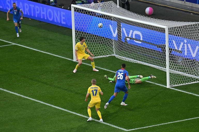 Ivan Schranz (26), jugador de Eslovequia, convierte un gol en el partido frente a Ucrania por la segunda fecha de la Eurocopa 2024.