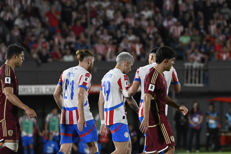 Julo Enciso (19) jugador de la selección de Paraguay, lamenta el penal errado en un partido frente a Venezuela por la fecha 10 de las Eliminatorias Sudamericanas 2026 en el estadio Defensores del Chaco, en Asunción.