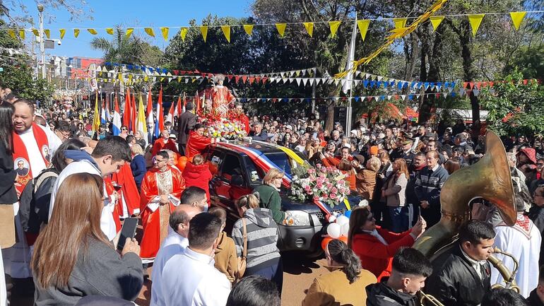 Mucha gente participó de la procesión al término de la misa que se ofició en San Lorenzo.