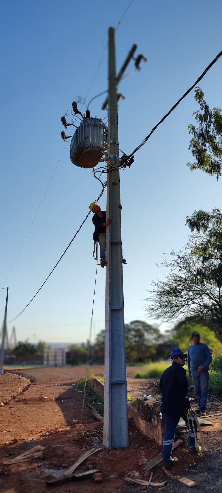 Técnicos de la ANDE trabajan en la instalación de una línea de transmisión en el nuevo sector a destinar para el control de frontera. En aproximadamente 15 días culminarán las tareas.