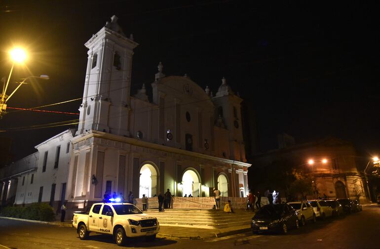 Misa se llevó a cabo con presencia policial frente a la Catedral. 