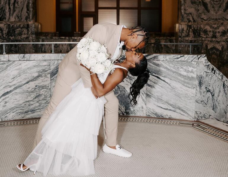 Simone Biles y Jonathan Owens unieron sus vidas en matrimonio el fin de semana pasado.