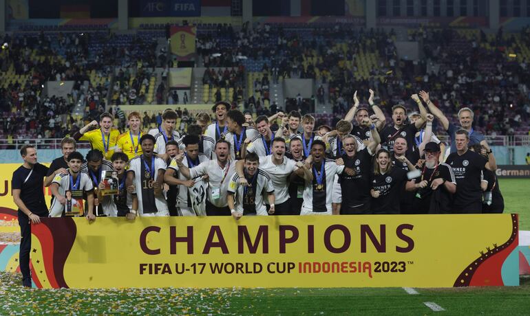 Surakarta (Indonesia), 02/12/2023.- Team of Germany celebrates with the trophy after winning the FIFA U-17 World Cup final match between Germany and France in Surakarta, Indonesia, 02 December 2023. (Mundial de Fútbol, Francia, Alemania) EFE/EPA/MAST IRHAM
