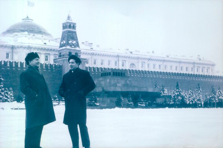 José Asunción Flores y Elvio Romero en Moscú en el año 1969. Una de las fotografías del creador de la guarania que se exhiben en la Manzana de la Rivera.