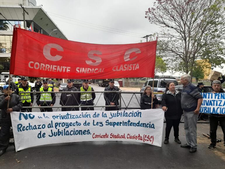 Representantes de la Corriente Sindical Clasista (CSC) se manifiestan hoy en los alrededores del Congreso Nacional.