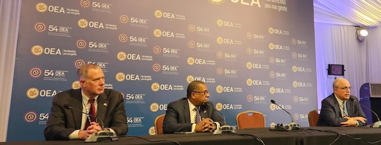 La delegación de Estados Unidos en la Asamblea de la OEA, en Luque. Brian Nichols (c) y el embajador de EEUU ante OEA, Federico Mora (i)