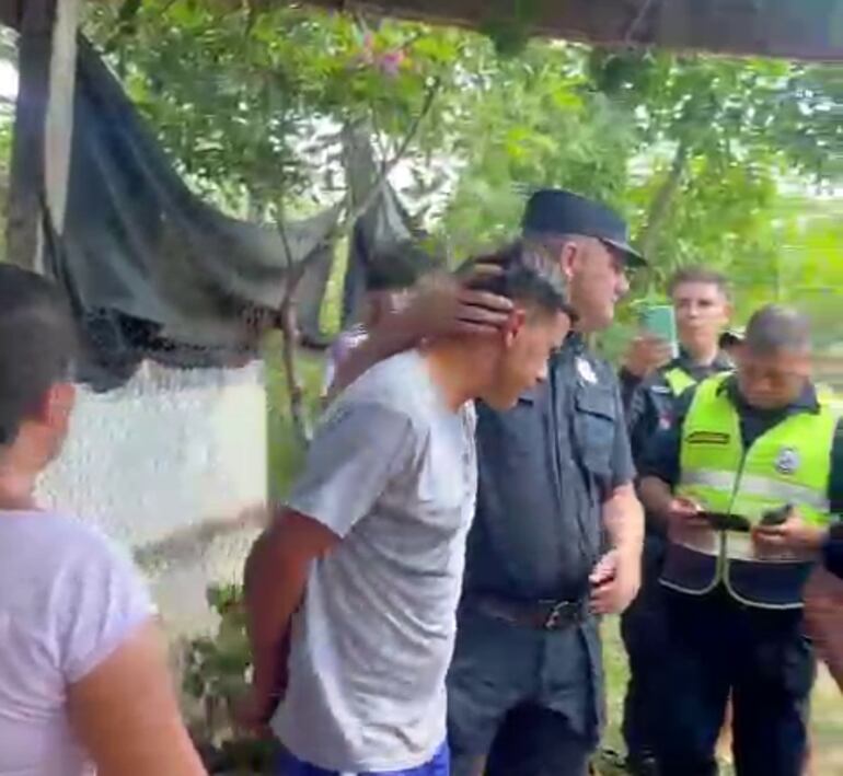 Momento en que el presunto agresor se entrega a la Policía.