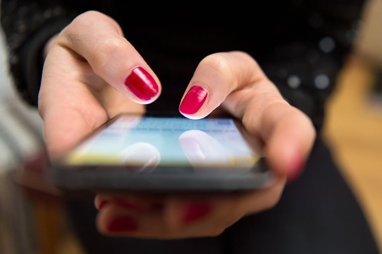 Una mujer con un celular.