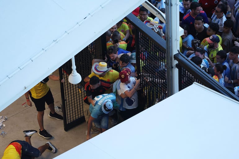 El ingreso al Hard Rock Stadium para la final de la Copa América 2024 fue desbordado por hinchas colombianos y argentinos, obligando al retraso del inicio del partido entre Argentina y Colombia. 