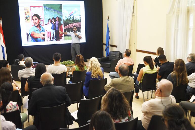 Conversatorio sobre presupuesto educativo del 2024 en el local de Juntos por la Educación.