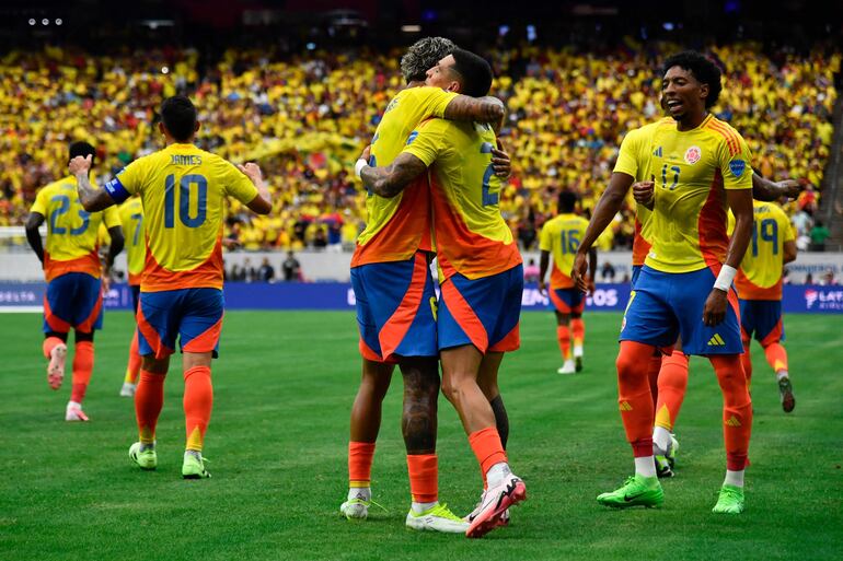 Daniel Muñoz (21), jugador de la selección de Colombia, celebra un gol en el partido frente a Paraguay por la primera fecha del Grupo D de la Copa América 2024 en el NRG Stdium, en Houston, Texas.