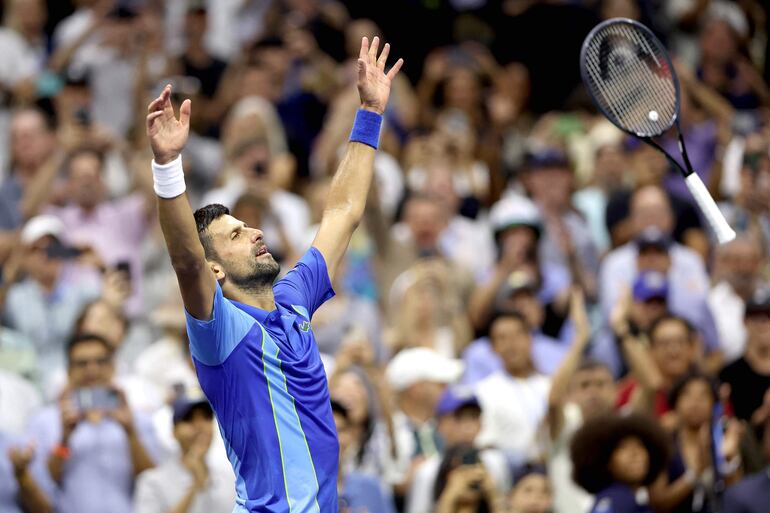 El serbio Novak Djokovic celebra el triunfo en la final del US Open, el cuarto Grand Slam de la temporada 2023, en el USTA Billie Jean King National Tennis Center, en New York.