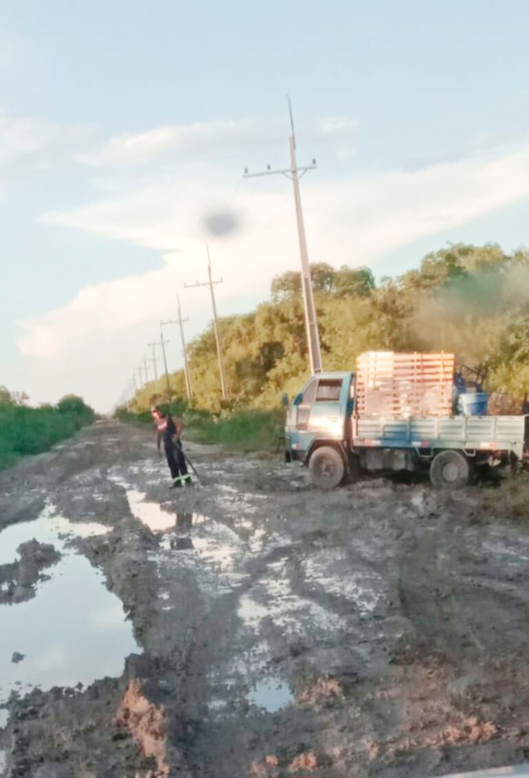 Camino que conduce al distrito de Bahía Negra.