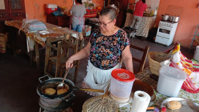  Empanada de mandioca se fríe en grasa de chancho.