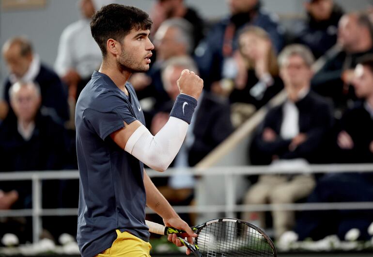 Carlos Alcaraz avanza en Roland Garros