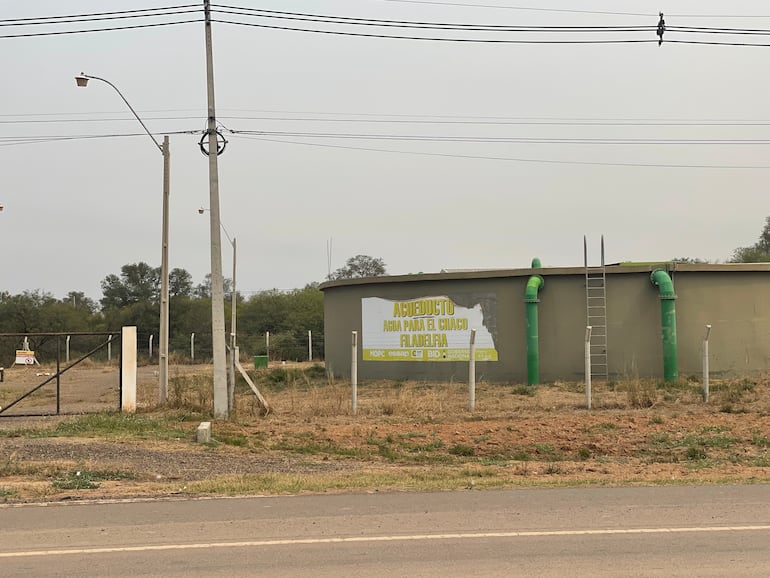 La costosa obra del acueducto “Agua para el Chaco” se encuentra inoperativa desde 23 de diciembre del 2022. Las instalaciones de Loma Plata y Filadelfia proyectan total dejadez al igual que todos los reservorios del proyecto, mientras la sequía azota con fuerza el departamento de Boquerón.