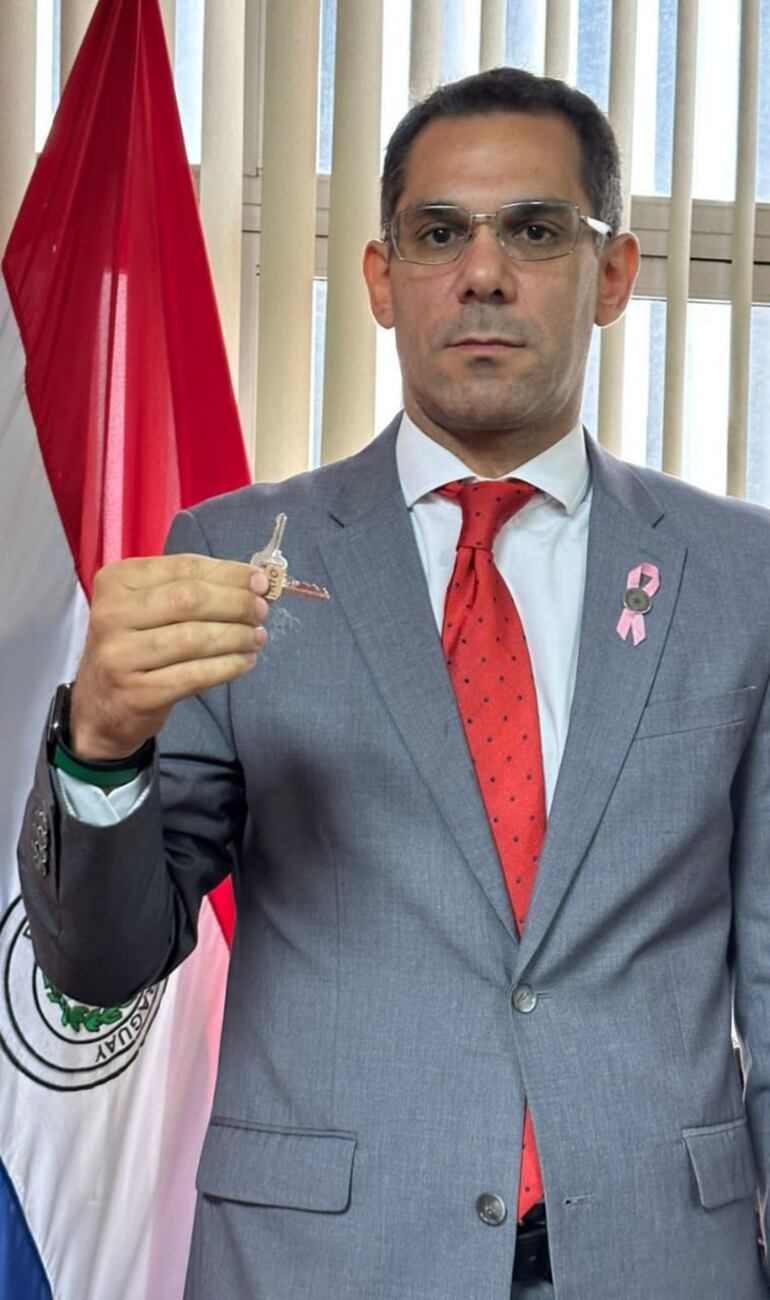 El procurador Marco Aurelio González, con las llaves entregadas por los "opcupantes vip" esta mañana.