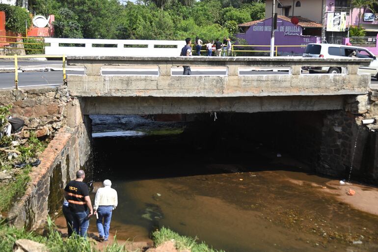 Puente que se pretende reemplazar, que está a pasos de la Municipalidad de Lambaré.