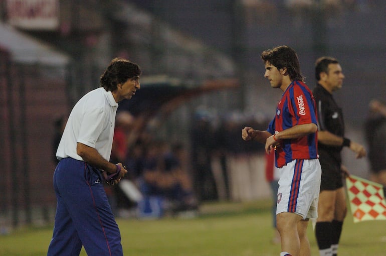 El argentino Gustavo Costas (i) y el paraguayo José Domingo Salcedo, entrenador y jugador de Cerro Porteño, en el fútbol paraguayo