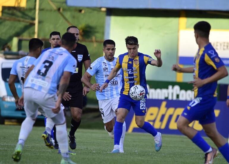 Diego Fernández, de Luqueño, ante la marca de los jugadores de Guaireña.