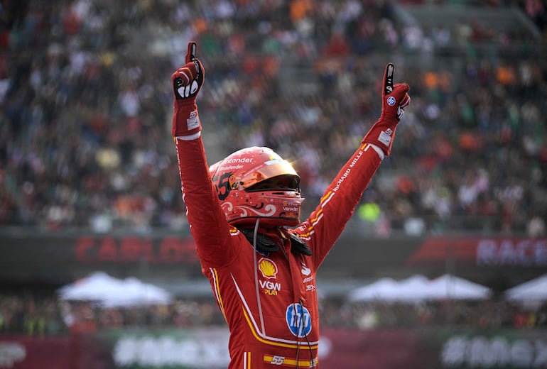 El piloto español Carlos Sainz, de 30 años y que disputa su última temporada en la escudería Ferrari, estuvo imbatible el fin de semana durante el GP de México. AFP