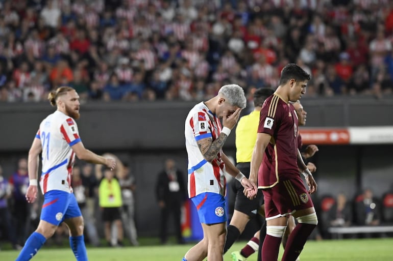 Julo Enciso (19) jugador de la selección de Paraguay, lamenta el penal errado en un partido frente a Venezuela por la fecha 10 de las Eliminatorias Sudamericanas 2026 en el estadio Defensores del Chaco, en Asunción.