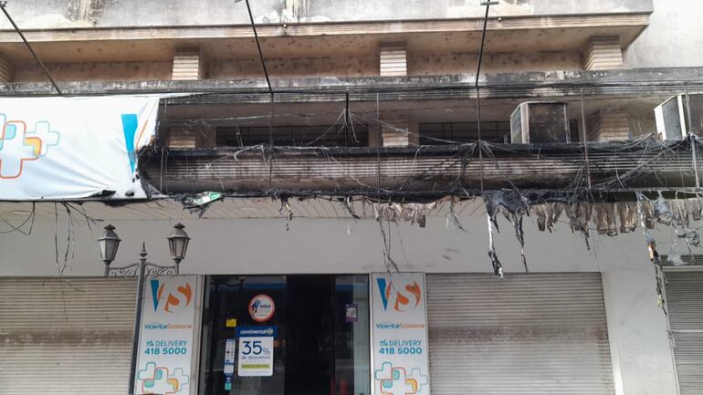 Así quedó la fachada de la farmacia VIcente Scavone tras el incendio.