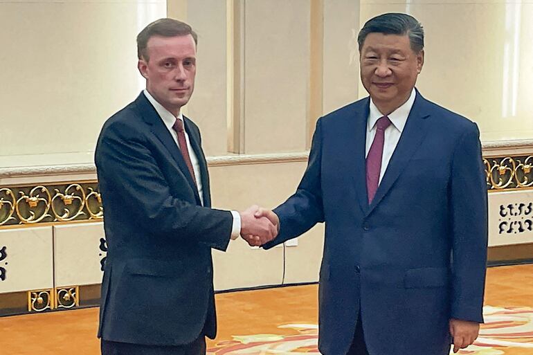 El asesor de Seguridad de Estados Unidos, Jake Sullivan (i) es recibido por el presidente de China, Xi Jinping (d).