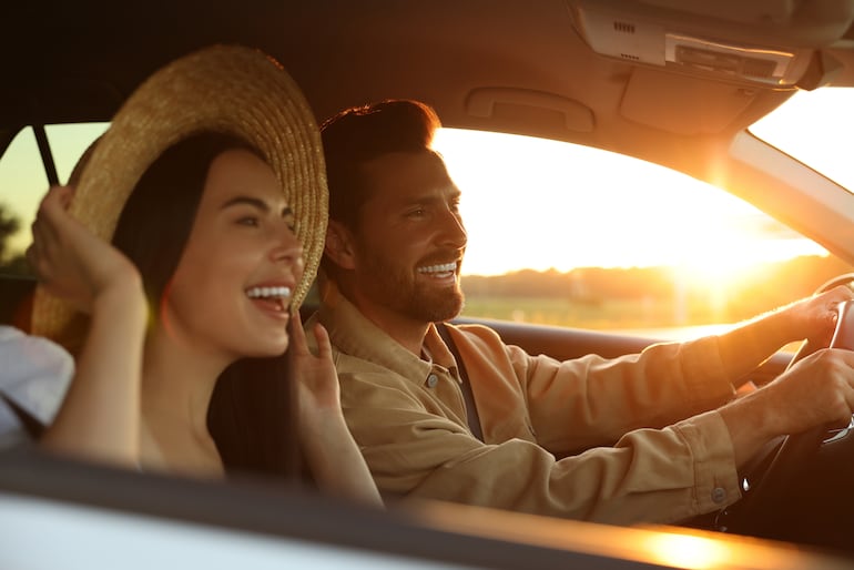 Pareja en el auto.