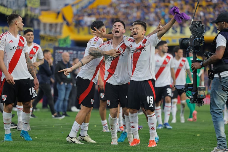 Jugadores de River celebran este sábado, al final de un partido de la fecha 15 de la Primera División entre Boca Juniors y River Plate en el estadio Alberto José Armando en Buenos Aires (Argentina).