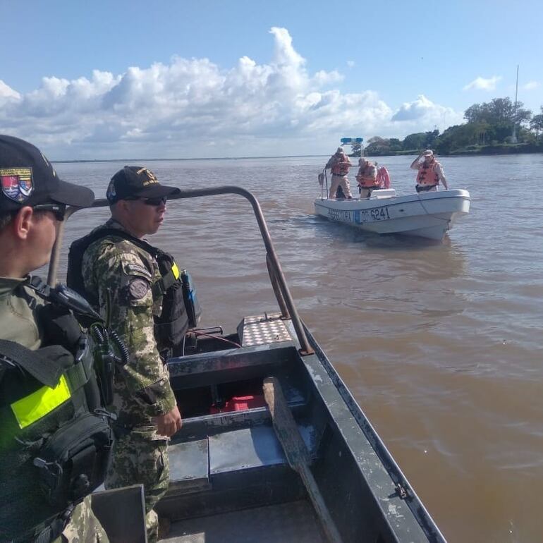 Efectivos militares paraguayos y argentinos sobre el río Paraguay.