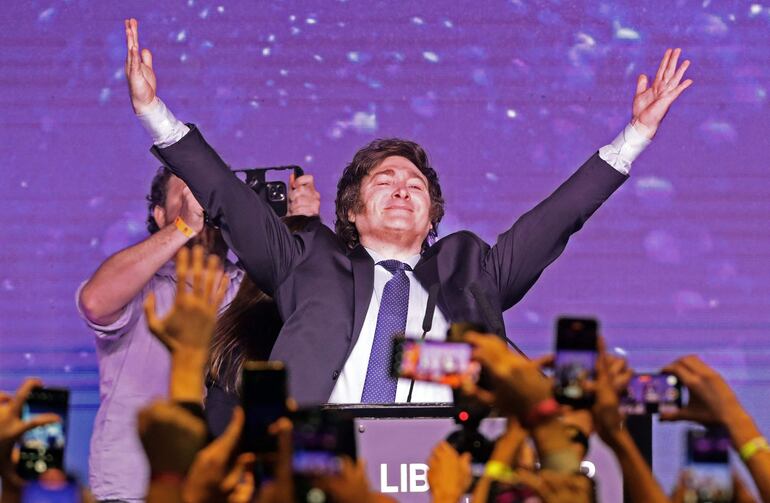 El economista libertario de extrema derecha argentino y candidato presidencial Javier Milei celebra los resultados de las elecciones primarias.