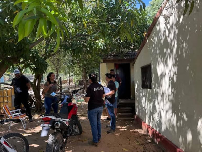 Agentes de la Senad realizan el allanamiento de una vivienda.