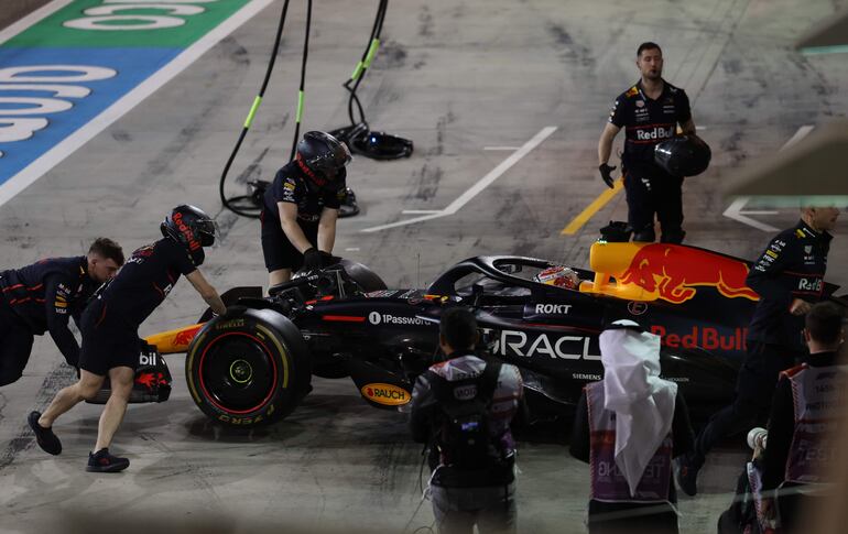 Los mecánicos de Red Bull ingresan el monoplaza de Max Verstappen a la zona de boxes, en una pausa del neerlandés y cuádruple campeón del mundo en los test de este viernes.