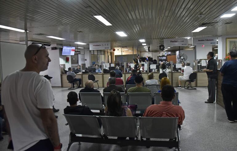 Varias personas acudieron ayer a la Dirección de Tránsito de la Municipalidad de Asunción. No había filas largas, pero hubo quejas por el tiempo que demora el trámite.