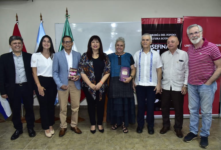 El evento contó con la presencia de autoridades de la UNA y del MEC, miembros del cuerpo diplomático, escritores, entre otros.