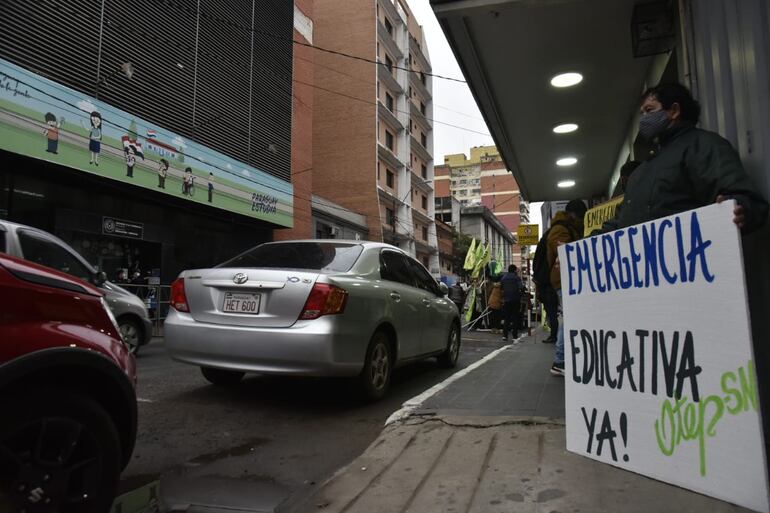 Imagen ilustrativa de una protesta frente al Ministerio de Educación y Ciencias (MEC).