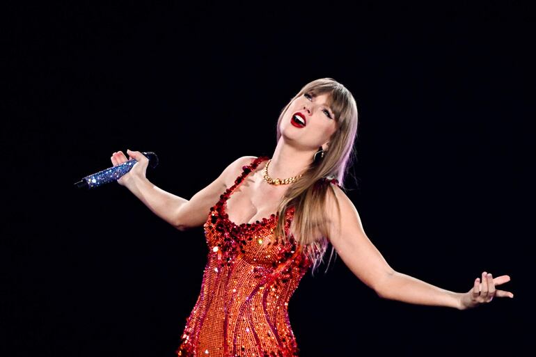 Taylor Swift en el Paris La Defense Arena en la marco de su gira The Eras Tour.