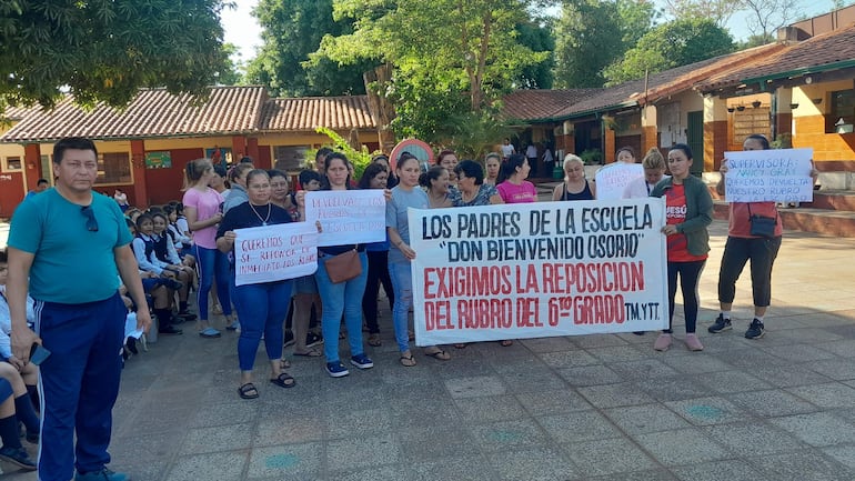 Docentes, alumnos y padres se manifestaron en la escuela Bienvenido Osorio de Ñemby, para exigir la reposición de rubros.