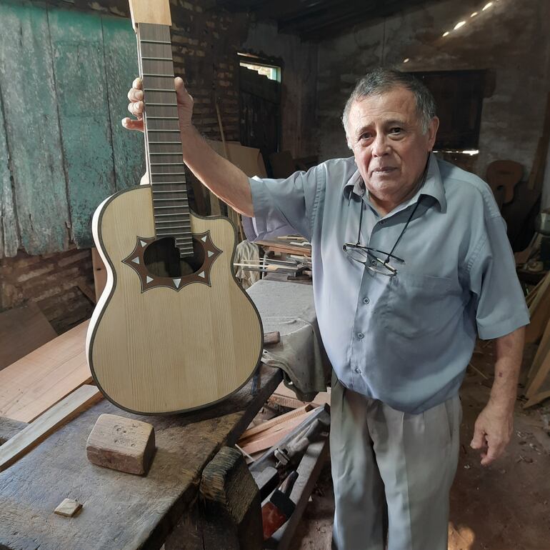 Don Aurelio Ruiz Díaz lleva más de 60 años en el oficio de crear guitarras y arpas en Luque.