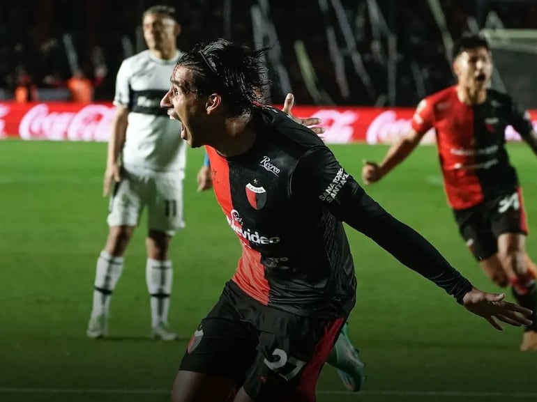 El paraguayo Jorge Benítez, jugador de Colón, festeja un gol en el partido contra Gimnasia La Plata por la segunda fecha de la Copa de la Liga Profesional 2023 de Argentina en el estadio Brigadier López, en Santa Fe.