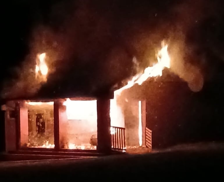 Incendio de casa de docente en San Rafael del Paraná