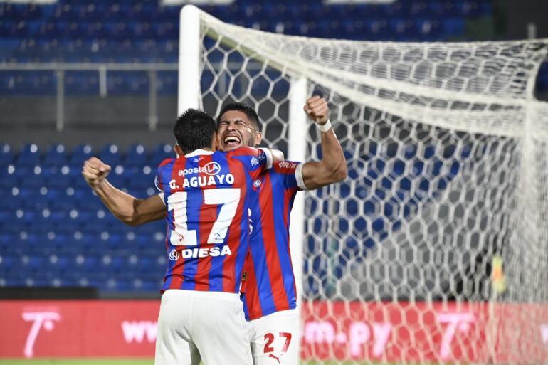 Gabriel Aguayo (17), jugador de Cerro Porteño, festeja un gol con Luis Riveros en el partido frente a General Caballero de Juan León Mallorquín por la décimo quinta jornada del torneo Apertura 2024 del fútbol paraguayo en el estadio Defensores del Chaco, en Asunción.