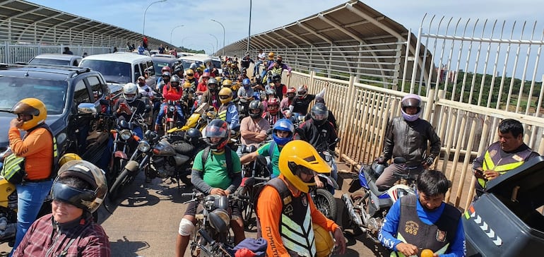 Decenas de motociclistas y automovilistas están varados en el Puente de la Amistad a raíz del bloqueo de los paseros.