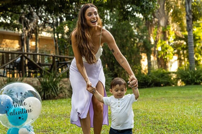 El cumpleañero Valentino dando sus primeros pasitos de las manos de su orgullosa mami Puppa Careaga. (Instagram/Puppa Careaga)