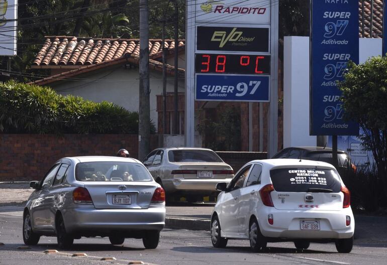 El registro de temperatura elevada que un servicentro reporta en Asunción. Varias personas en sus vehículos buscan mantenerse frescas pese al intenso calor.