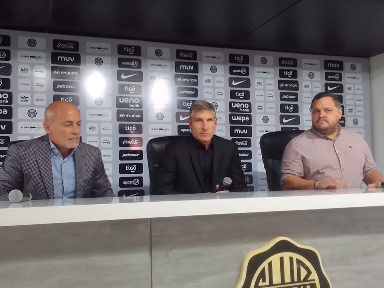 El argentino Martín Palermo (c) en la presentación oficial como entrenador de Olimpia.